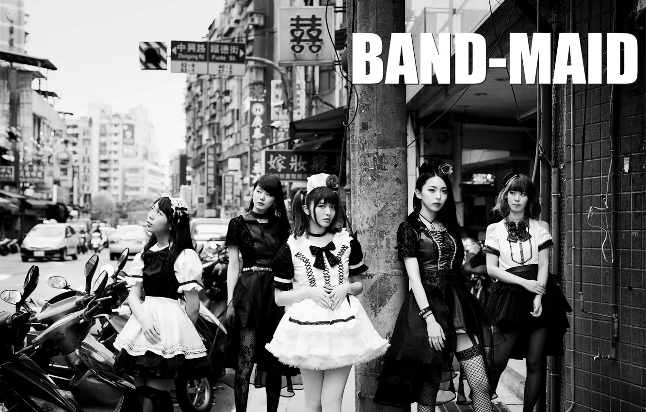 Фото обои city, black & white, street, Misa, j-rock, Kanami Tōno, Miku Kobato, band-maid