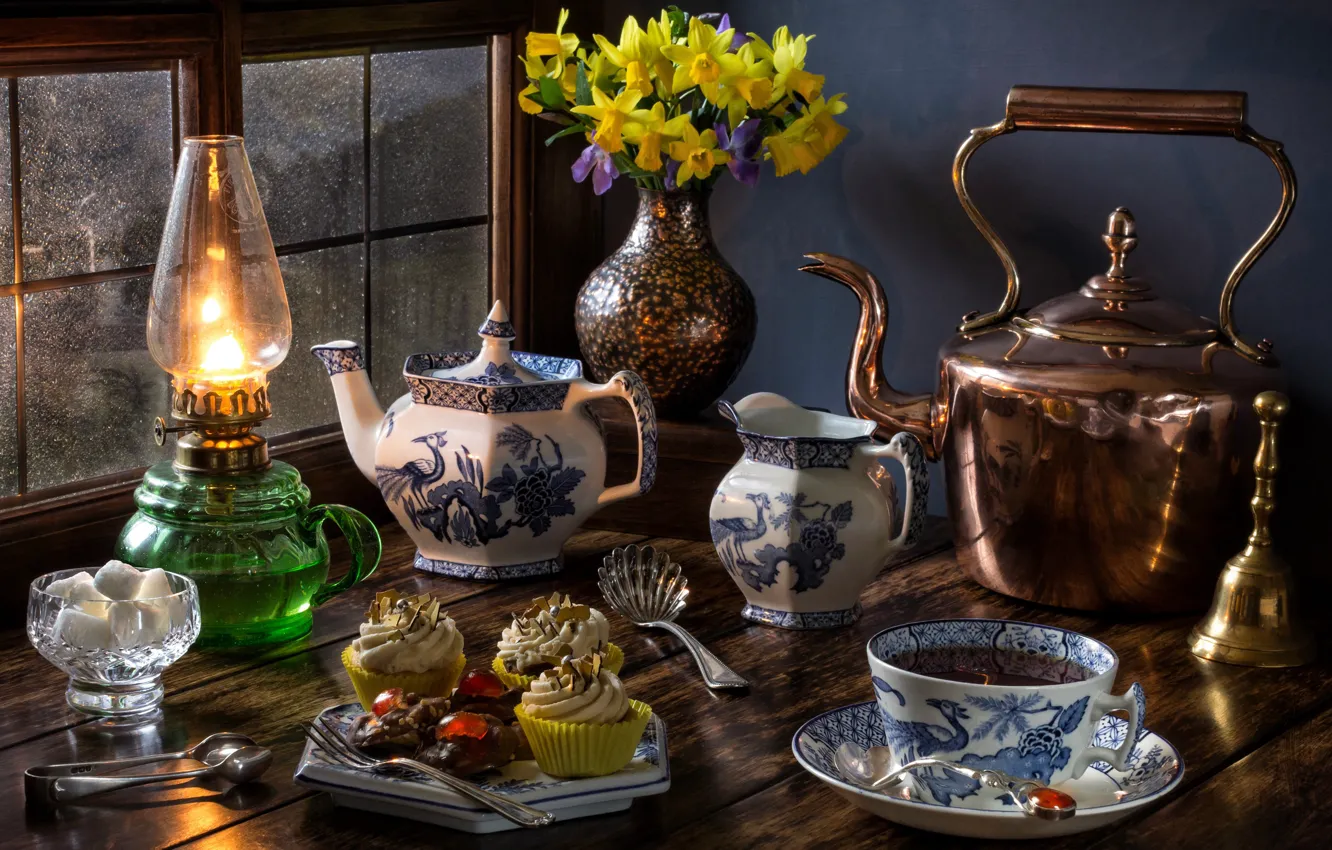 Фото обои цветы, стиль, чай, лампа, букет, чайник, окно, чаепитие