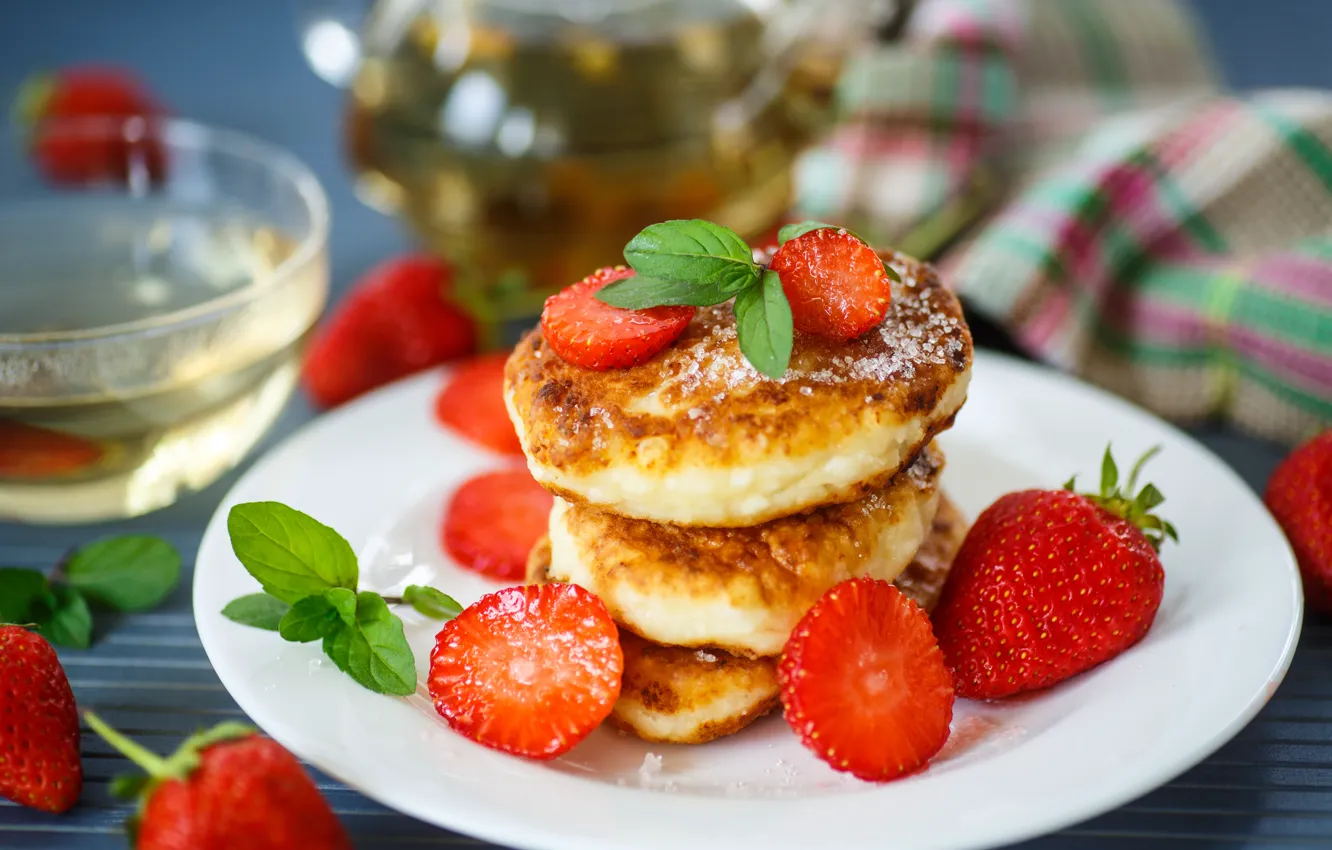 Фото обои ягоды, завтрак, клубника, мята, творог, сырники