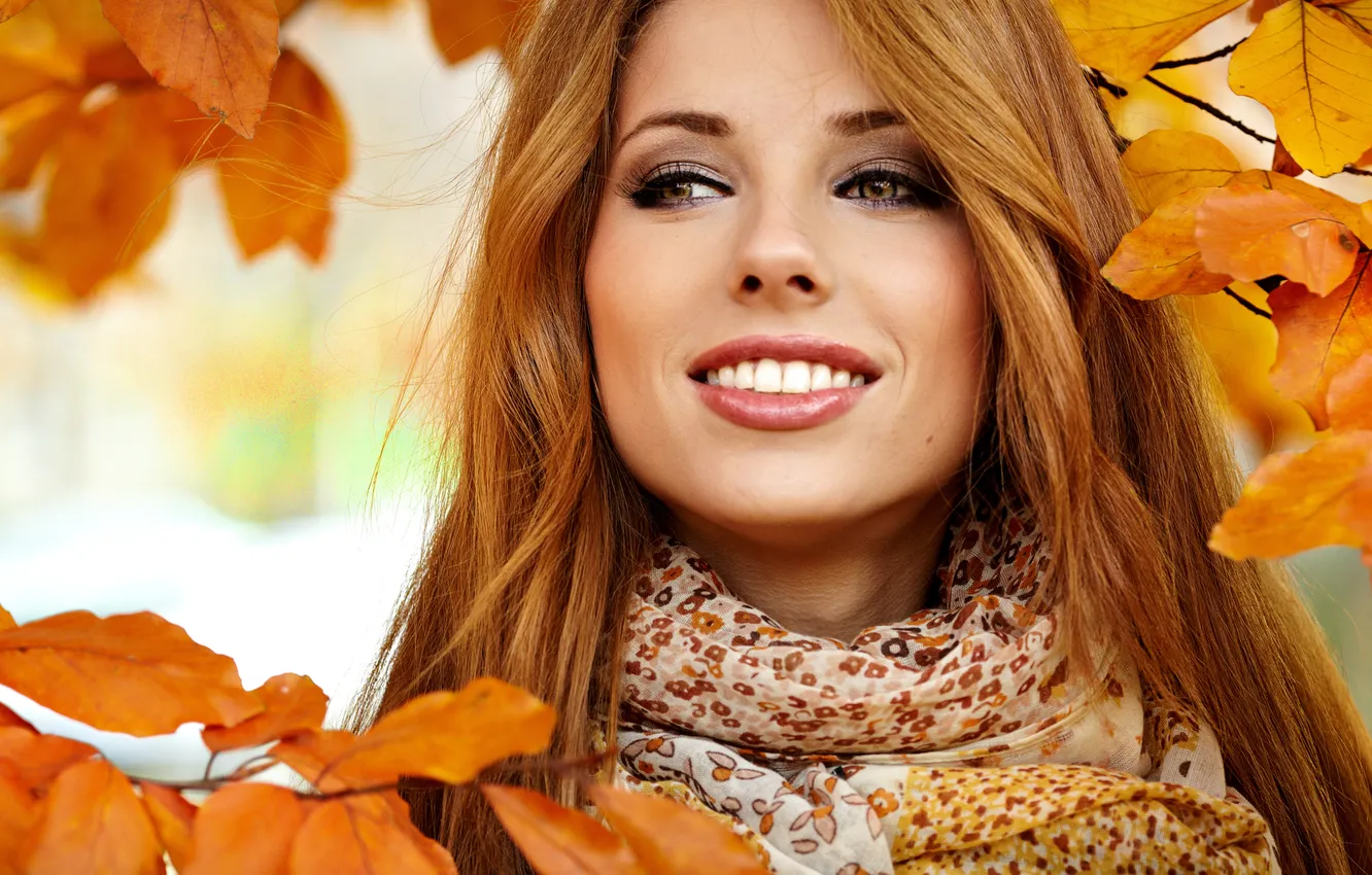 Фото обои осень, листья, девушка, улыбка, шатенка, пальто