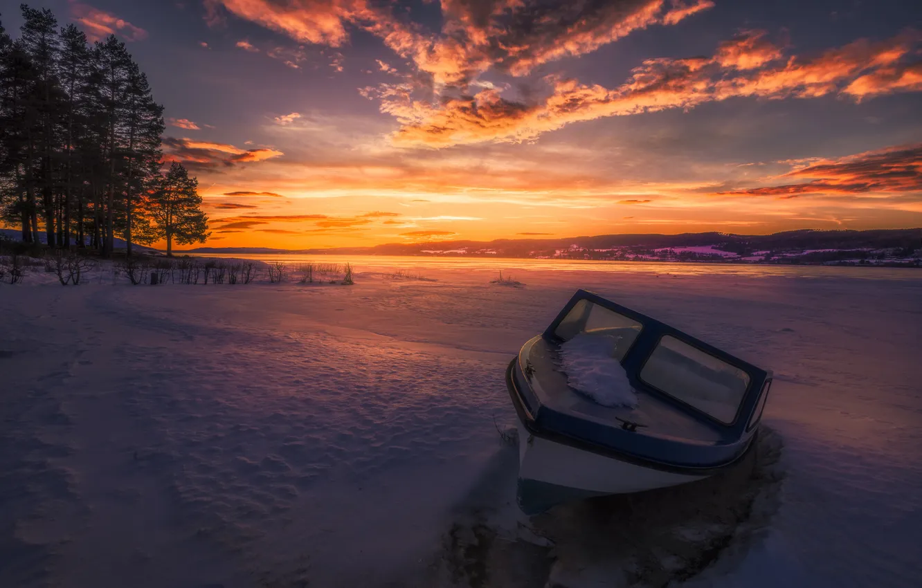 Фото обои зима, закат, озеро, лодка