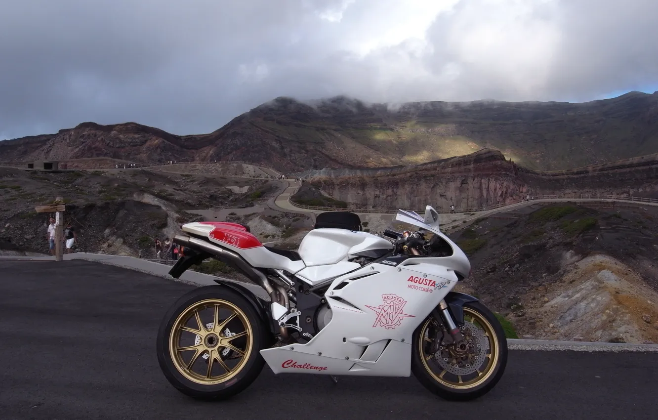 Фото обои белый, небо, облака, горы, мотоцикл, white, bike, MV Agusta