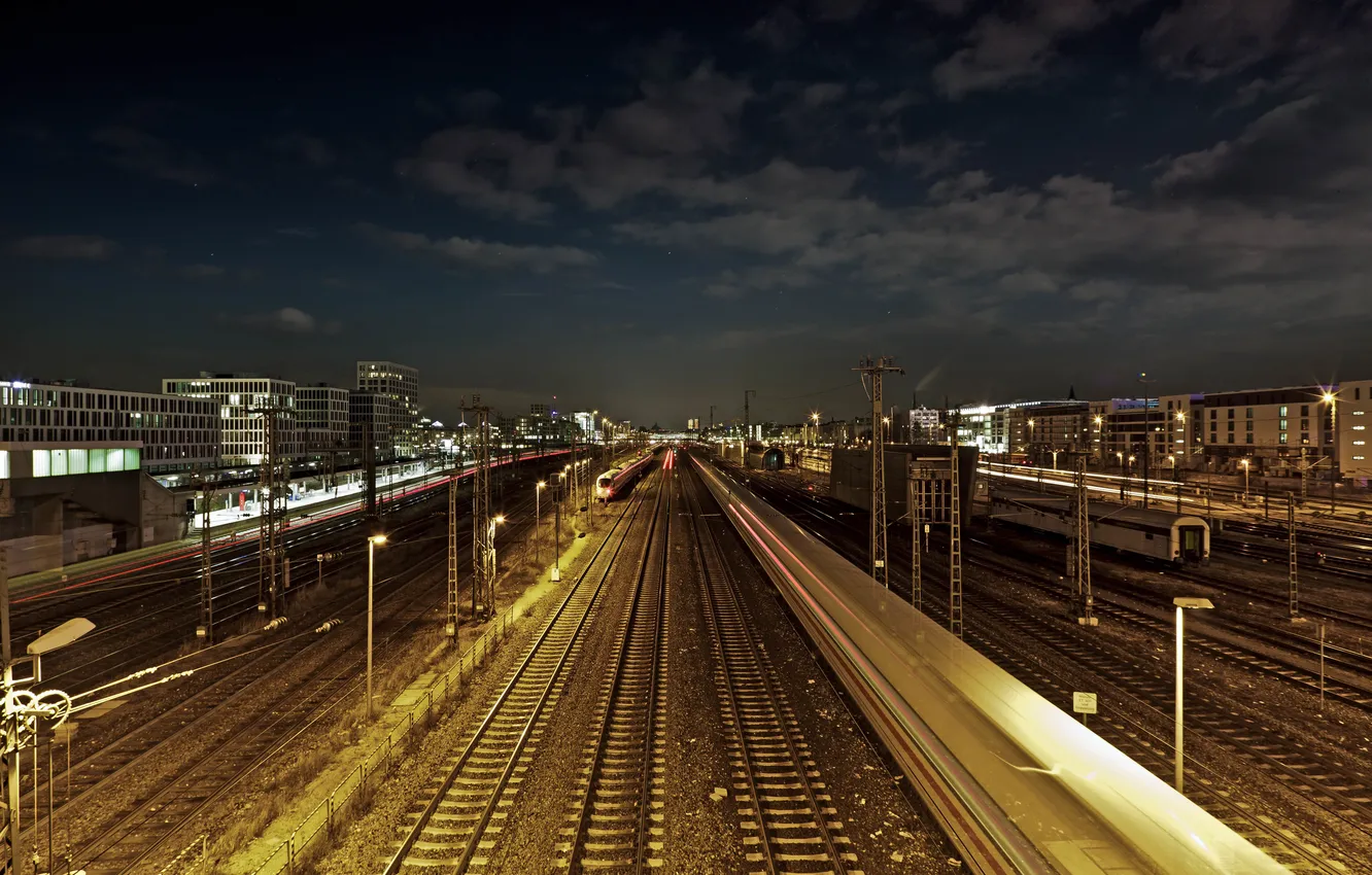 Фото обои ночь, огни, станция, железная дорога, поезда