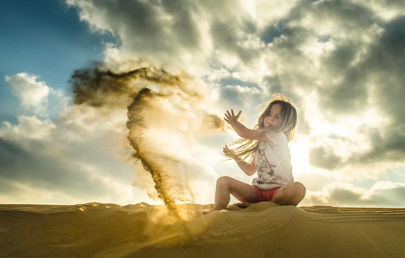 Фото обои песок, облака, настроение, девочка