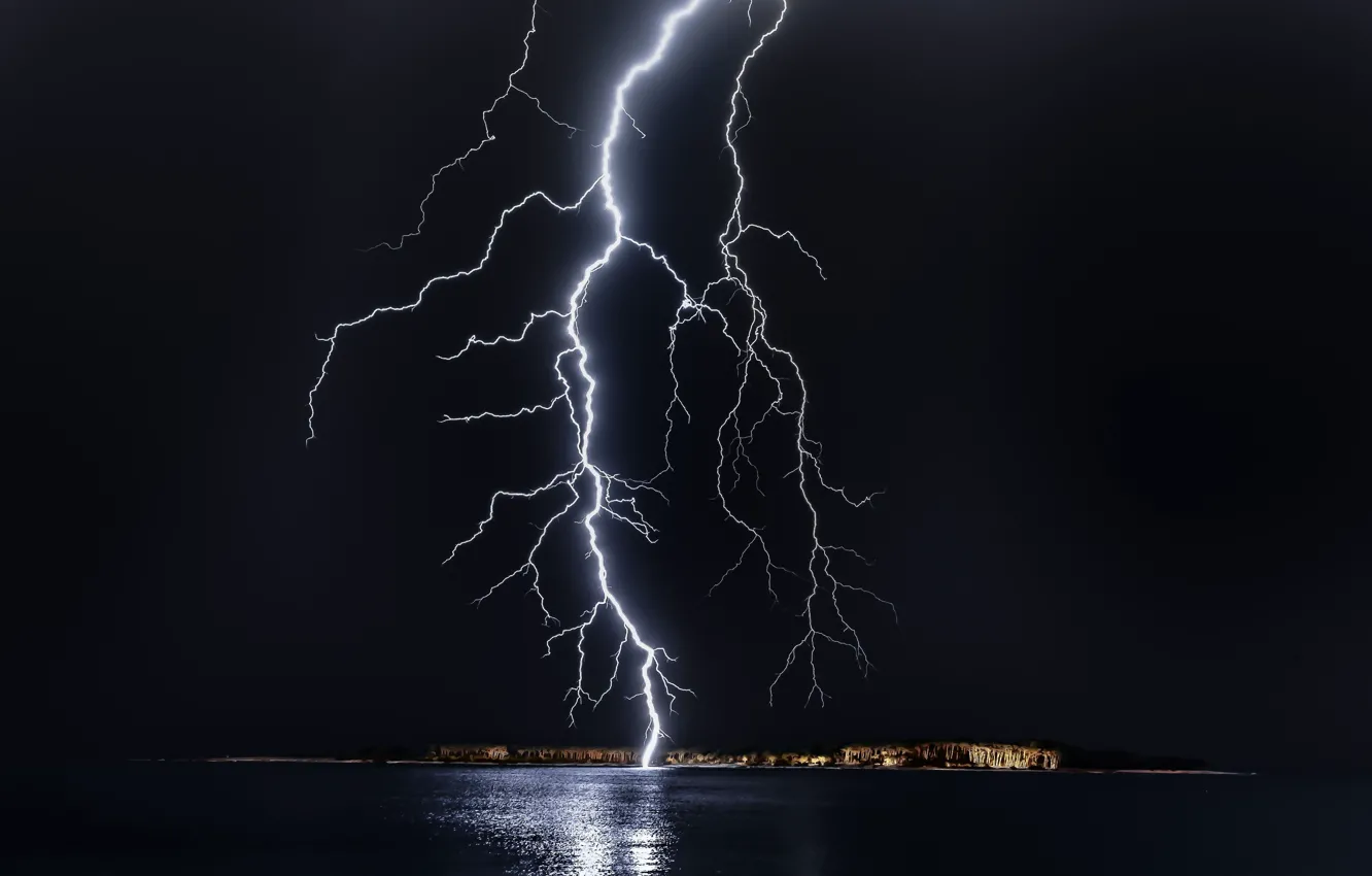 Фото обои лес, ночь, молния, остров, черный фон, forest, постройки, lightning