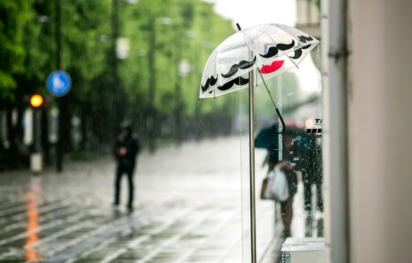 Фото обои город, зонтик, люди, дождь, улица, зонт, магазины, прохожие