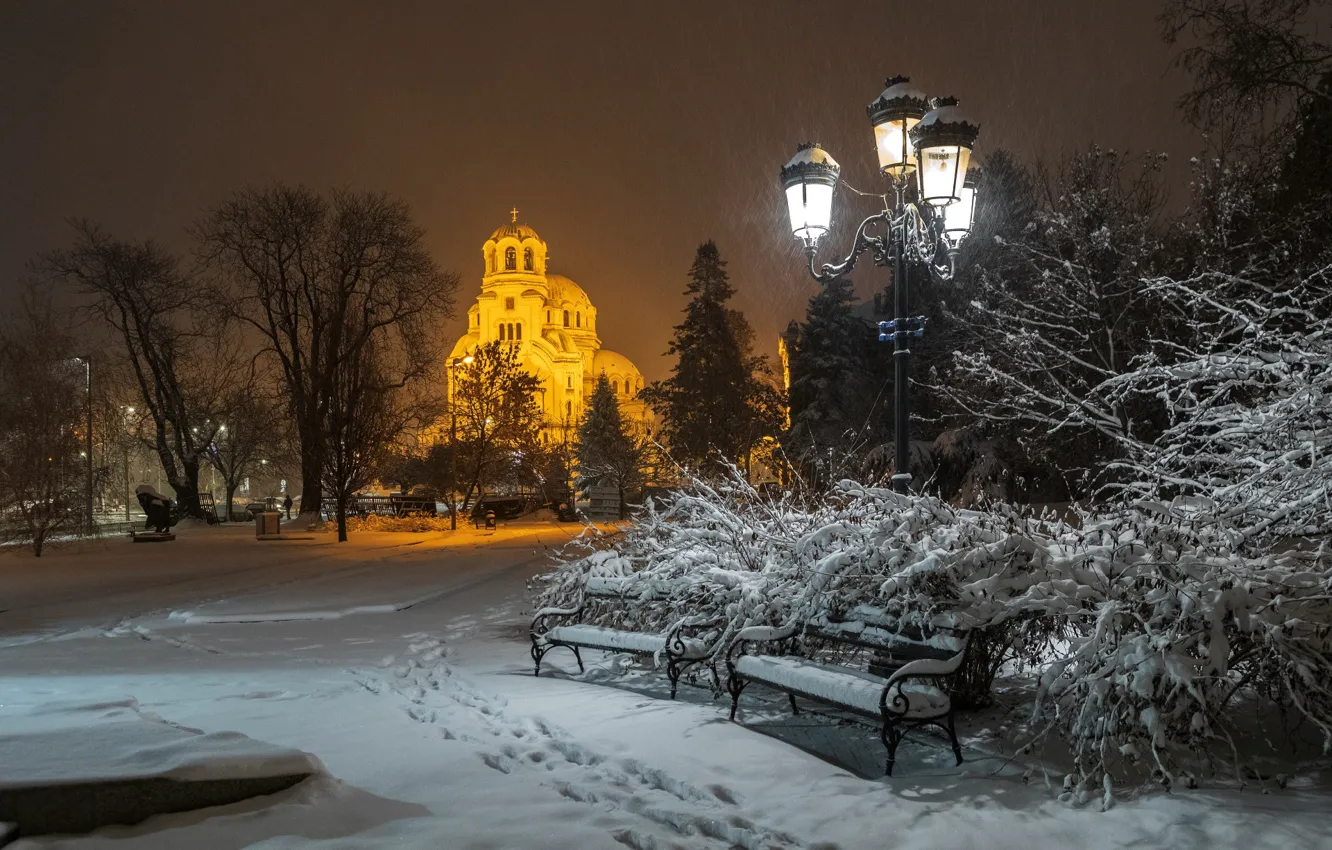 Фото обои зима, снег, следы, город, вечер, освещение, фонари, собор