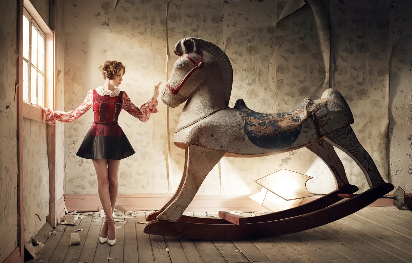 Фото обои качели, модель, фигура, платье, актриса, прическа, лошадка, Alison Brie