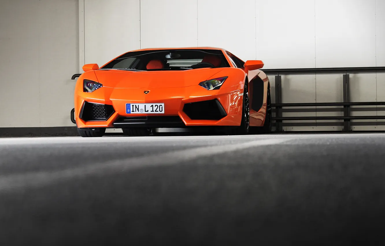 Фото обои оранжевый, Lamborghini, Ламборджини, стоянка, парковка, Ламборгини, LP700-4, Aventador