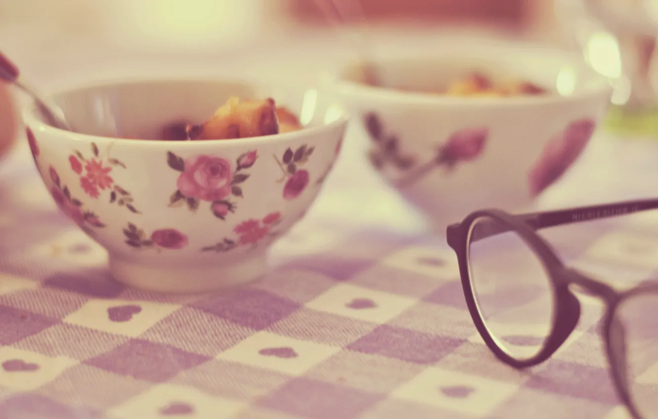 Фото обои очки, тарелка, скатерть