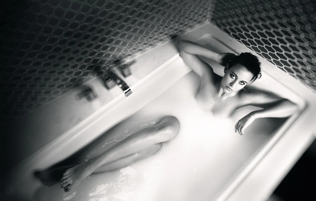 Фото обои модель, ванна, ножки, TJ Scott, ARIE-LUISE VIELHABER