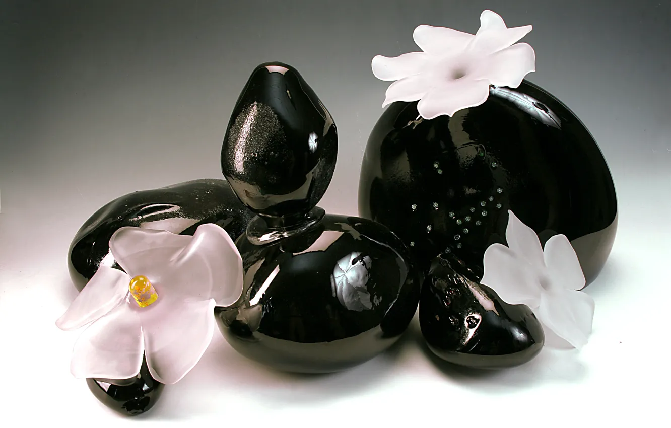 Фото обои стекло, цветы, хрусталь, чёрные камни, Гусь-Хрустальный, декоративная компазиция
