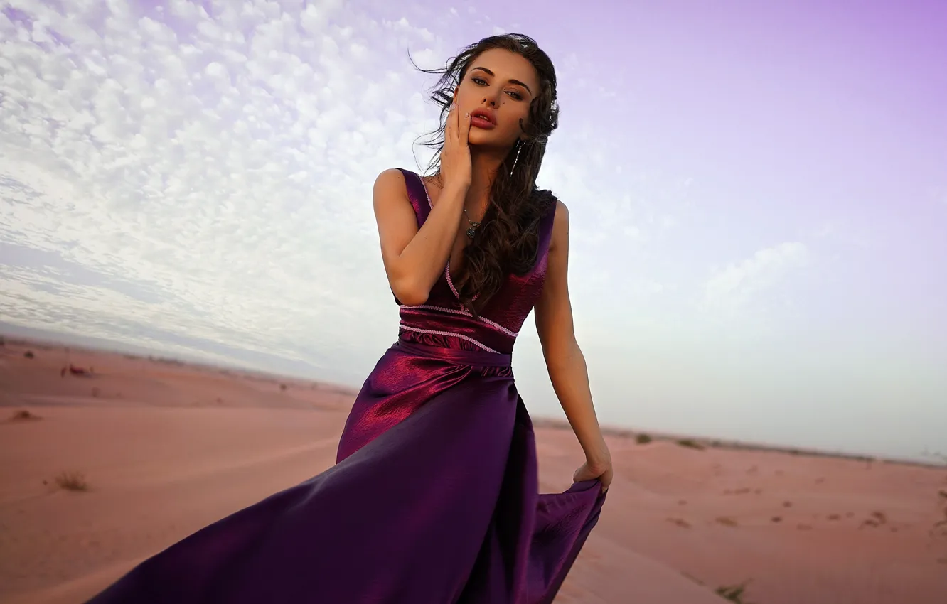 Фото обои песок, небо, взгляд, облака, пустыня, Девушка, платье, Антон Шабунин