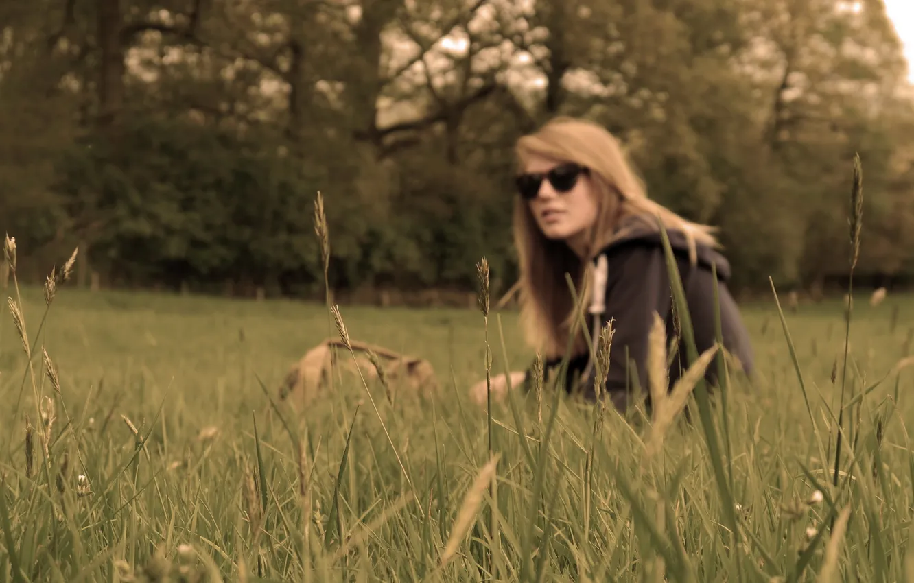 Фото обои поле, трава, девушка, настроение