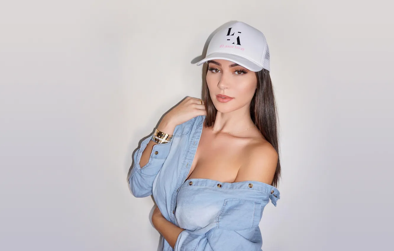 Фото обои hat, model, women, brunette, makeup, simple background, denim shirt, women indoors