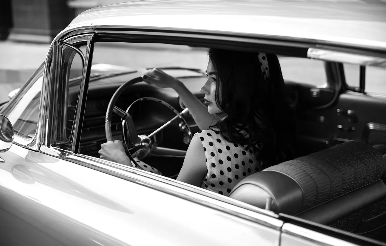 Фото обои авто, девушка, поза, фото, спина, руль, черно-белое, Бармина Анастасия