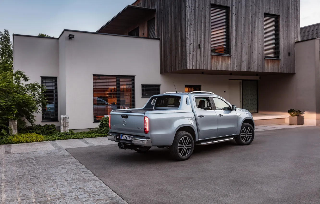 Фото обои Mercedes-Benz, пикап, 2018, у дома, X-Class, серо-серебристый