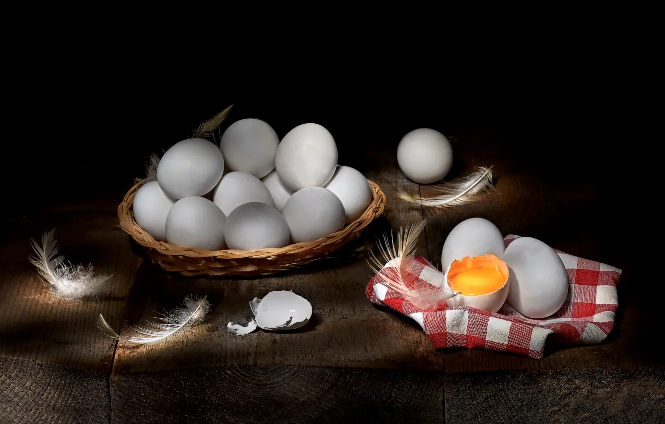 Фото обои доски, еда, яйца, перья, белые, черный фон, натюрморт, скорлупа