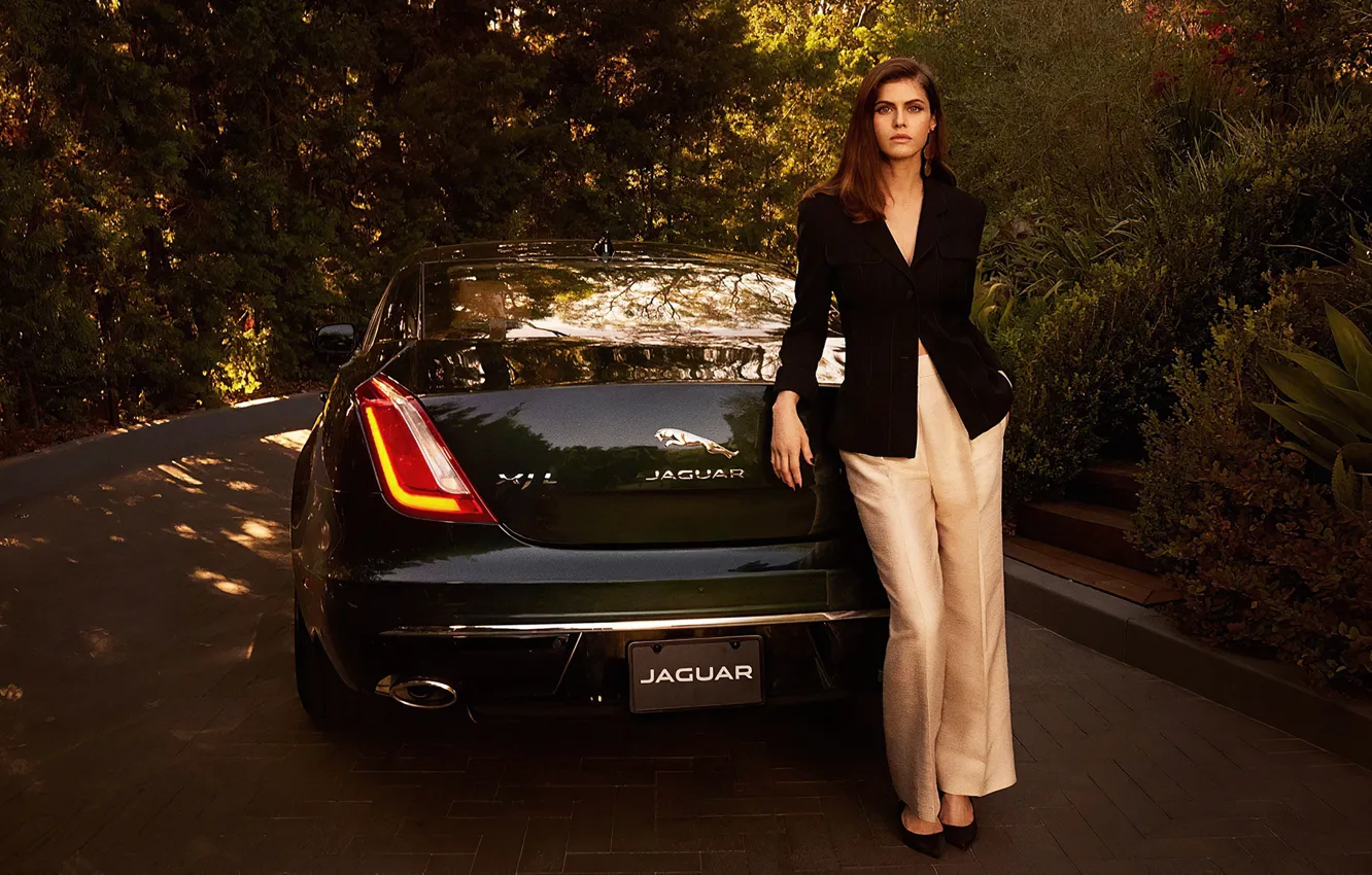 Фото обои авто, взгляд, девушка, поза, фото, Jaguar, Alexandra Daddario