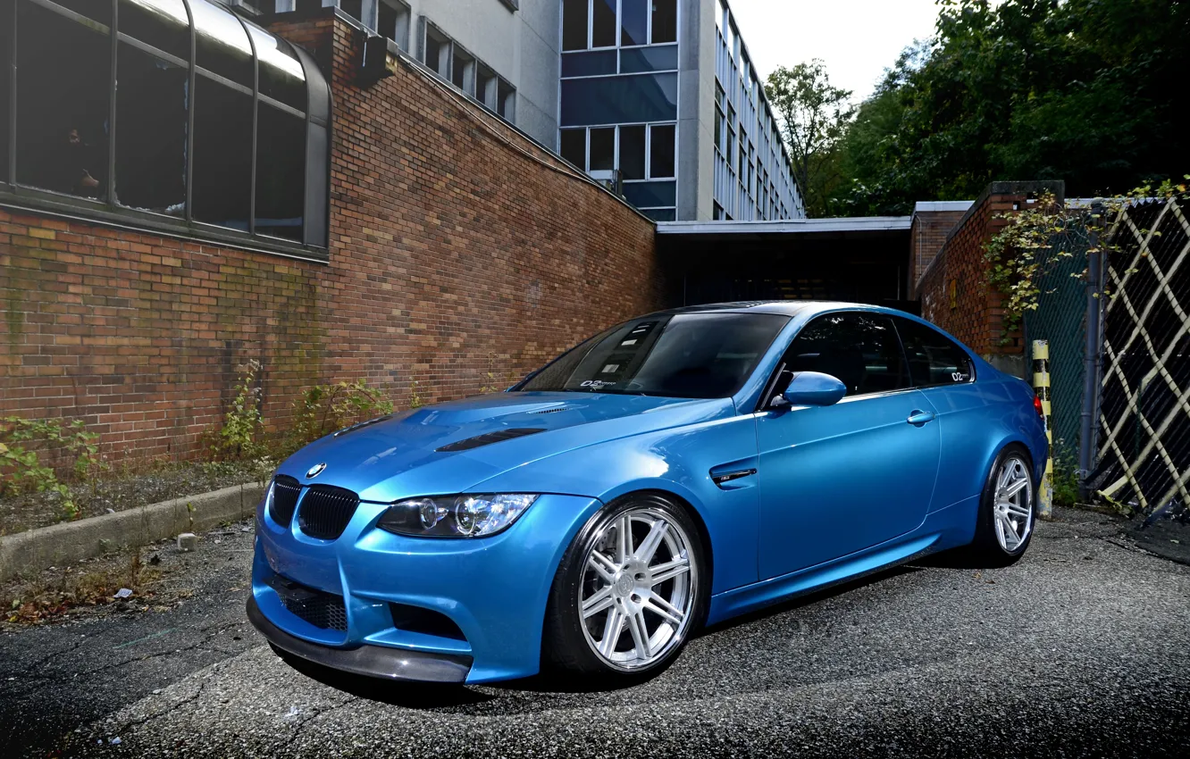 Фото обои стена, голубой, здание, тень, BMW, БМВ, кирпичная, e92