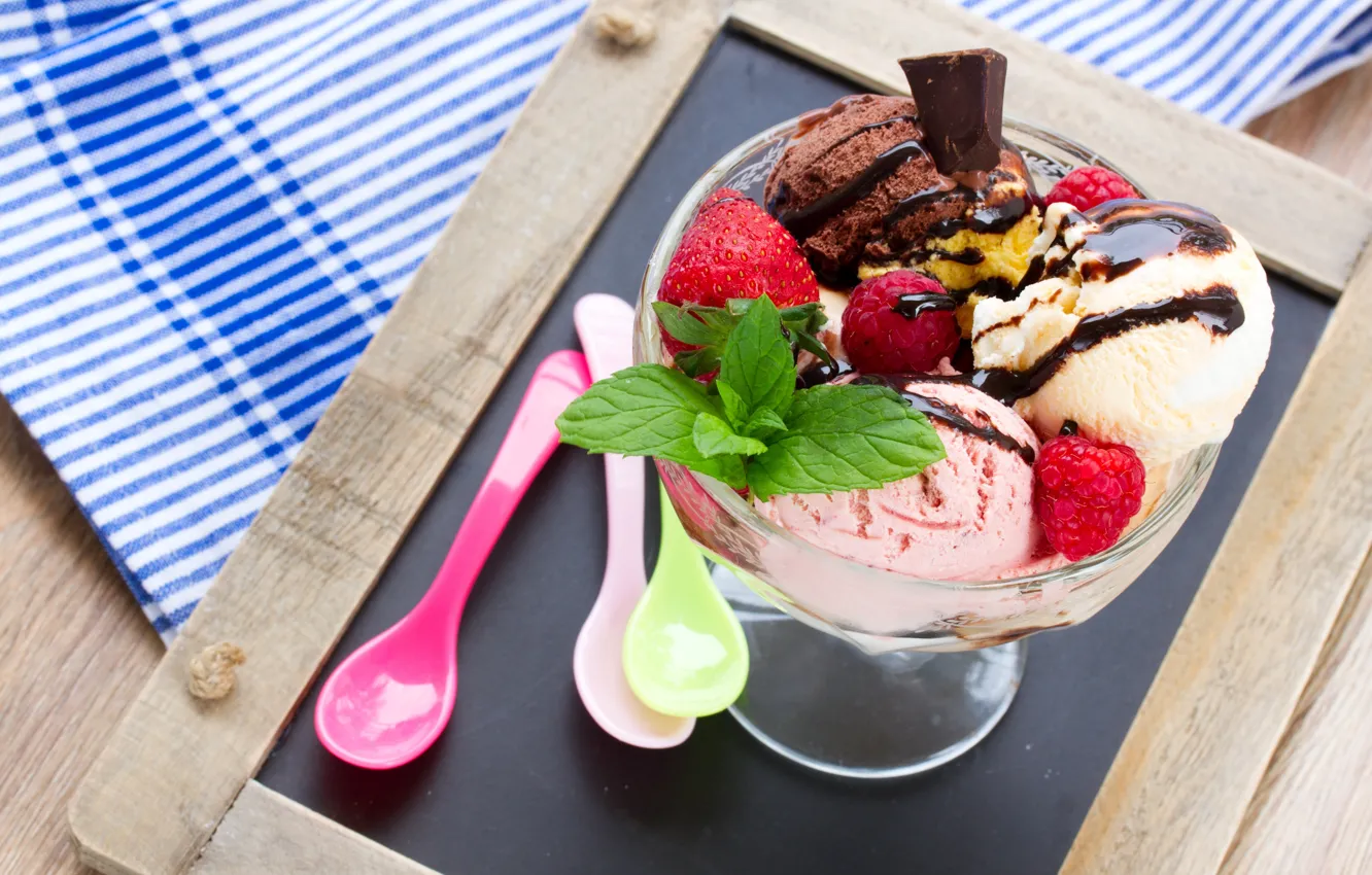 Фото обои шарики, ягоды, малина, шоколад, клубника, мороженое, десерт, сладкое