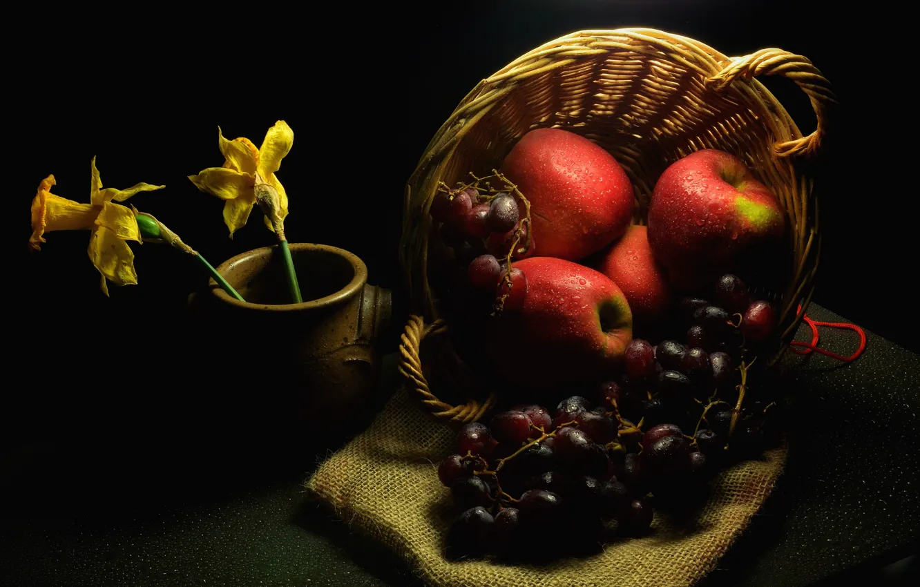 Фото обои капли, цветы, темнота, стол, яблоки, виноград, красные, горшок