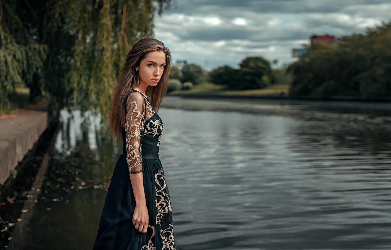 Фото обои Девушка, Взгляд, Река, Черное, Волосы, Платье, Мила Будаева