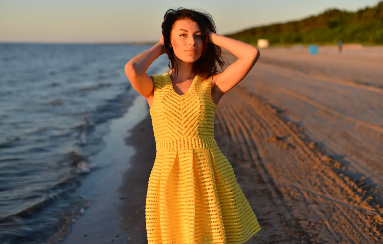 Фото обои пляж, взгляд, девушка, лицо, фон, ветер, волосы