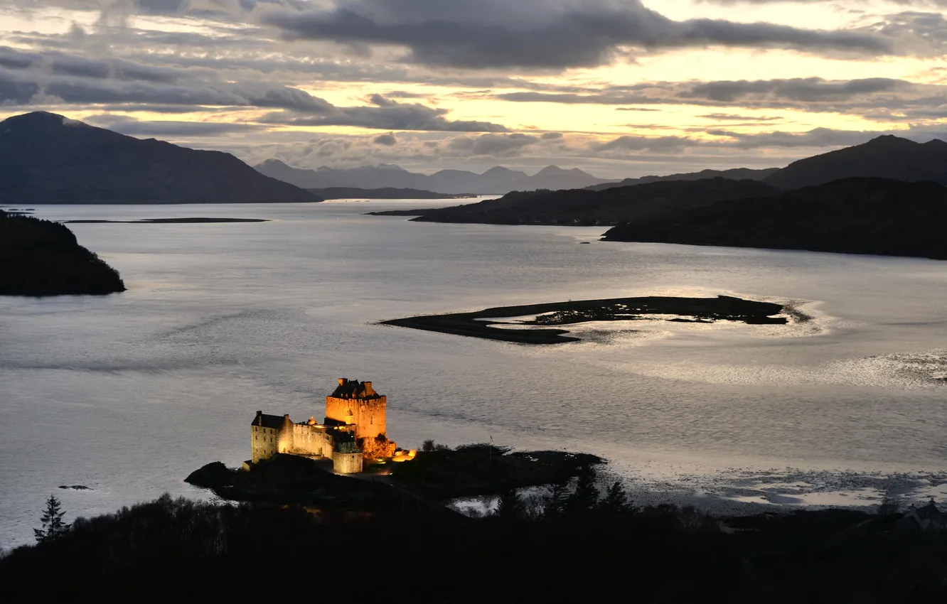Фото обои горы, ночь, огни, озеро, замок, остров, Шотландия, Эйлен-Донан