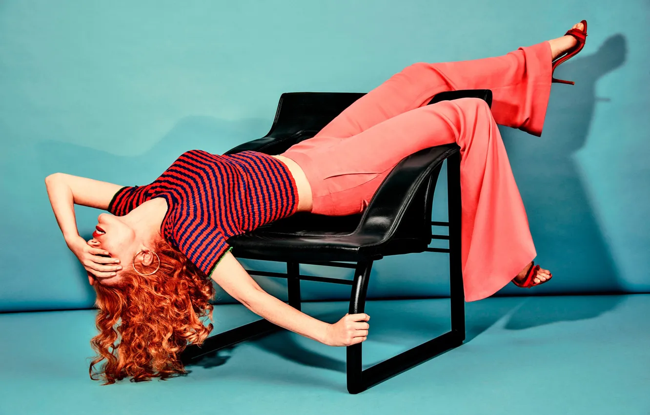 Фото обои поза, актриса, стул, туфли, кофточка, рыжеволосая, фотосессия, брюки