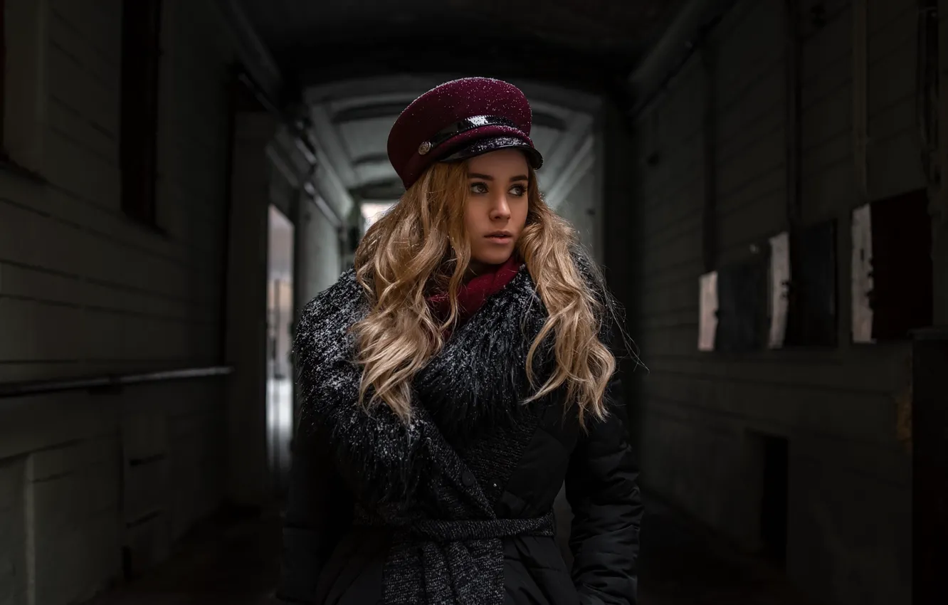 Фото обои взгляд, девушка, снег, волосы, туннель, фуражка, Олег Коломийченко