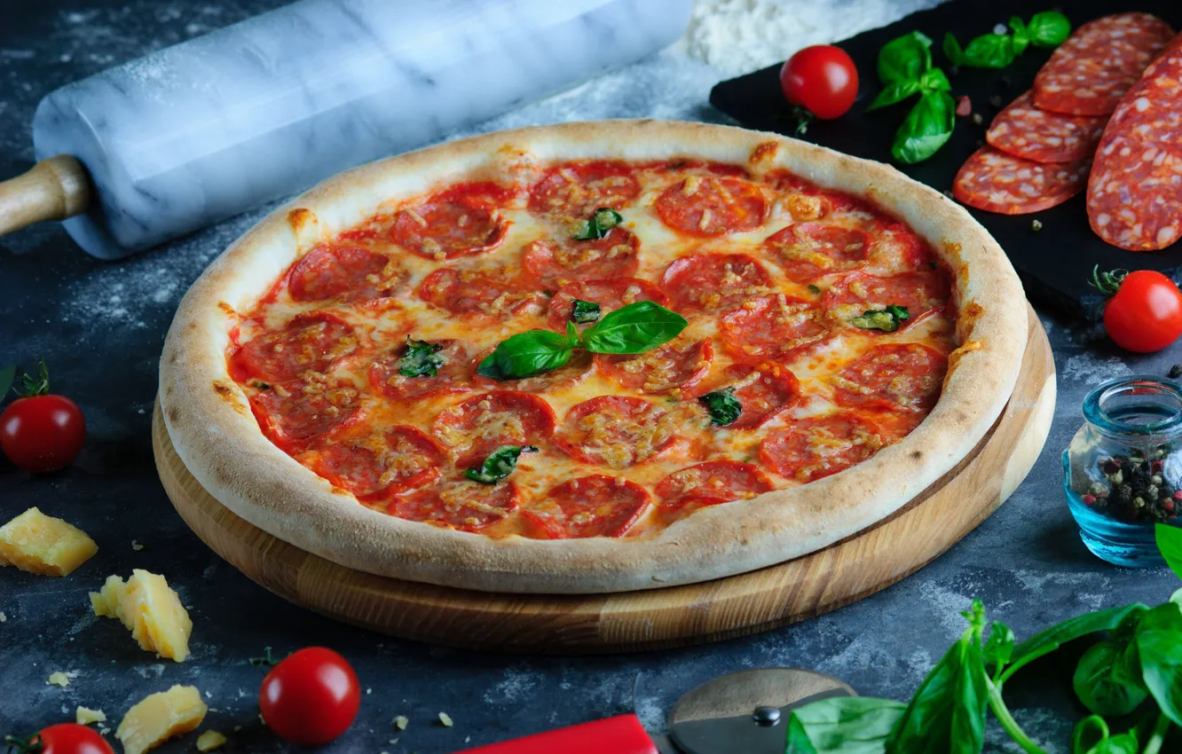 Фото обои сыр, пицца, помидоры, базилик, папперони