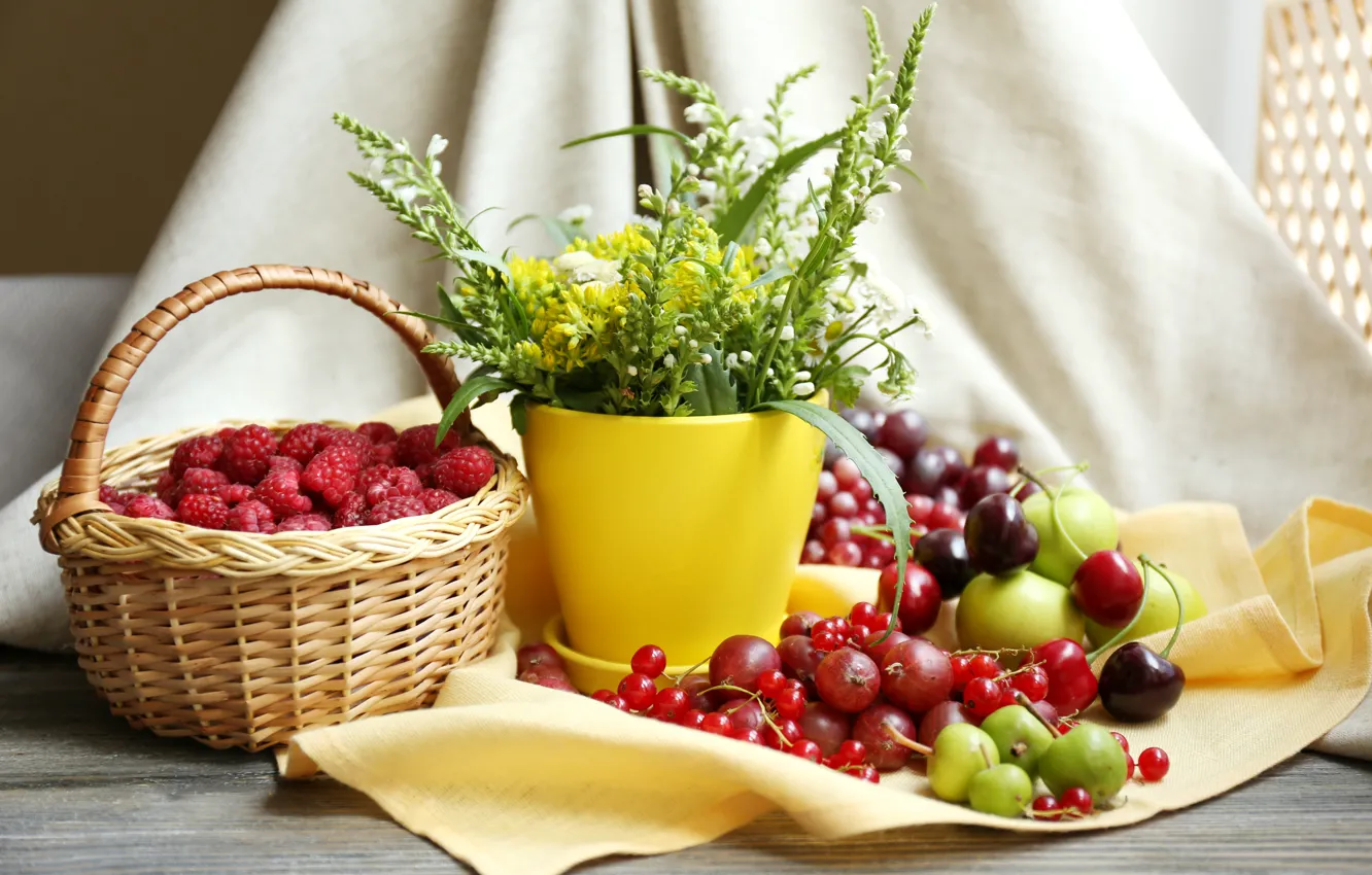 Фото обои цветы, вишня, малина, стол, корзина, яблоки, ягода, горшок
