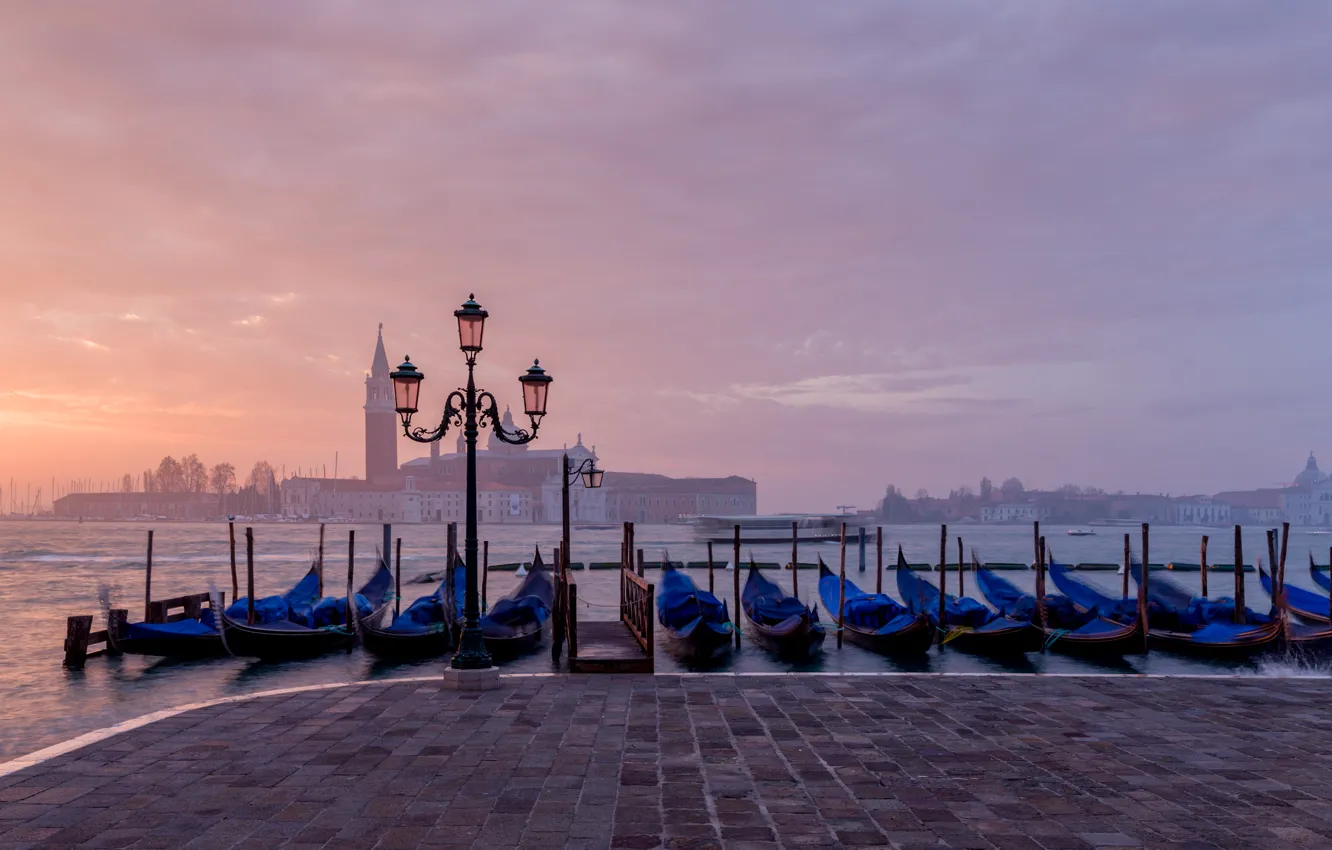 Фото обои море, город, рассвет, остров, пристань, лодки, утро, Италия