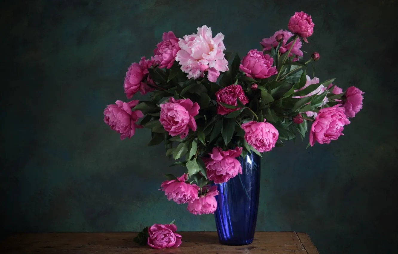 Фото обои цветы, букет, ваза, розовые, синяя, пионы