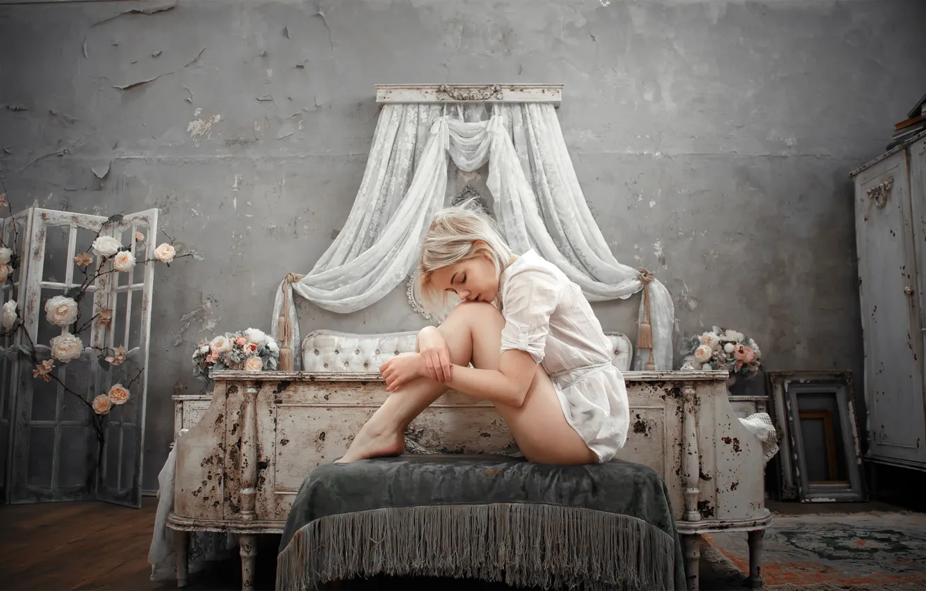 Фото обои девушка, комната, кровать, ножки, Victoria Sokolova, Андрей Васильев
