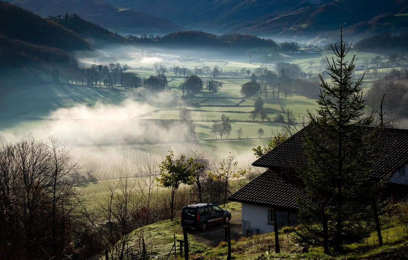 Фото обои машина, солнце, деревья, горы, туман, дом, Франция, поля