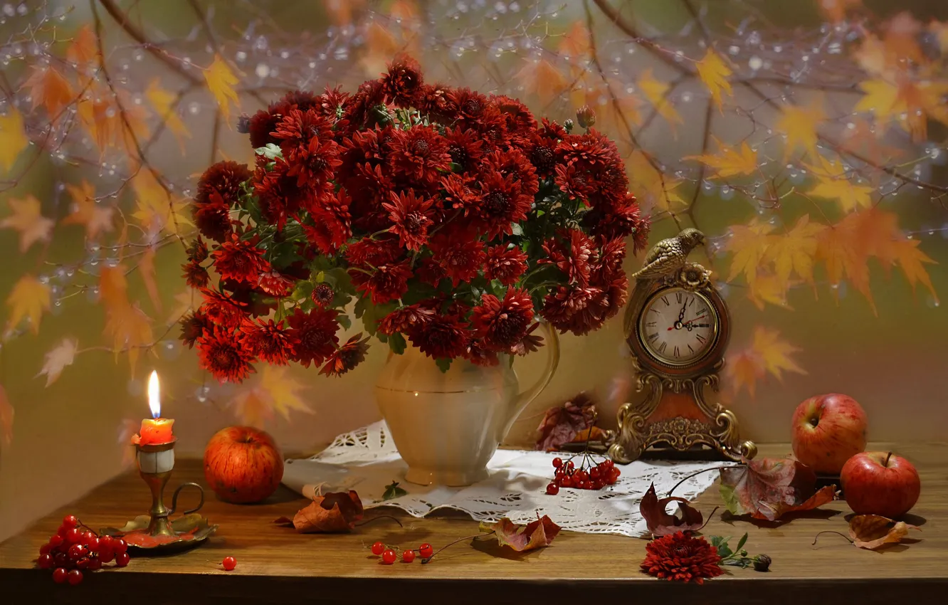 Фото обои осень, листья, цветы, ягоды, яблоки, часы, свеча, кувшин