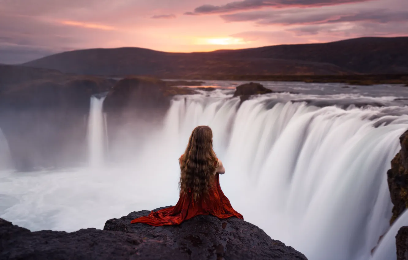 Фото обои девушка, закат, горы, настроение, скалы, водопад, сидит, красное платье