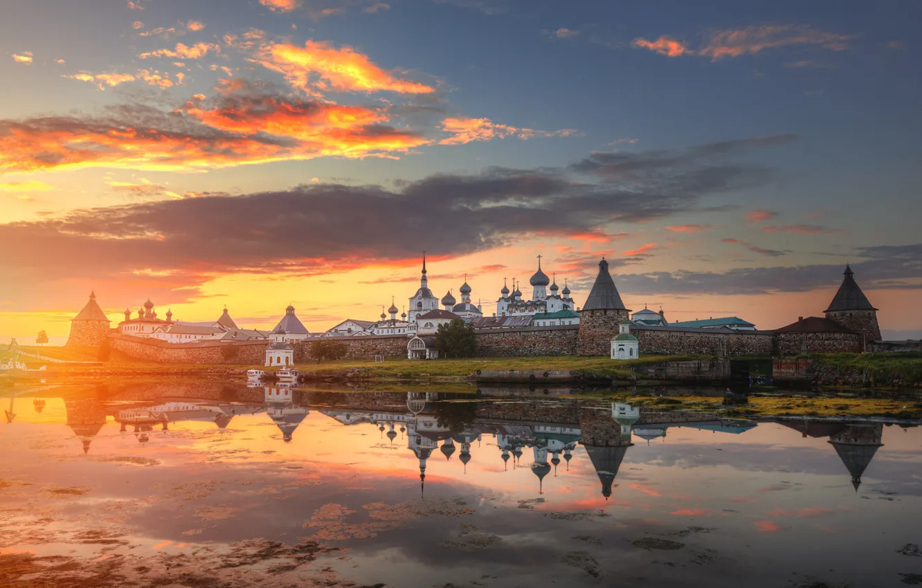 Фото обои облака, природа, отражение, река, рассвет, церковь, Соловецкий монастырь, Эдуард Гордеев