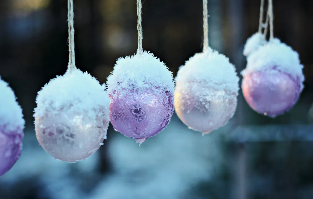 Фото обои снег, шары, ёлочные игрушки