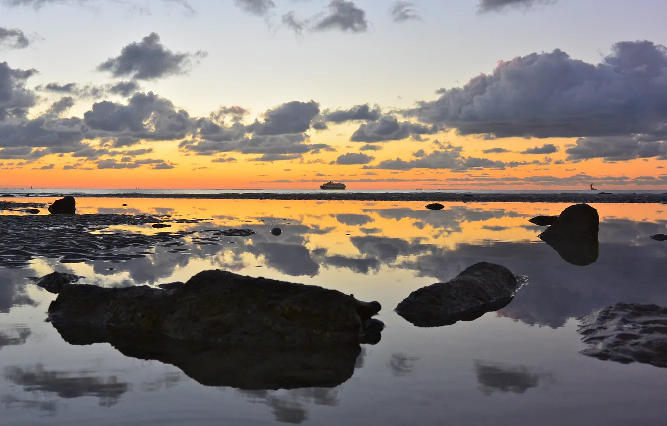Фото обои море, облака, отражение, камни, лодки, утро, зеркало, горизонт