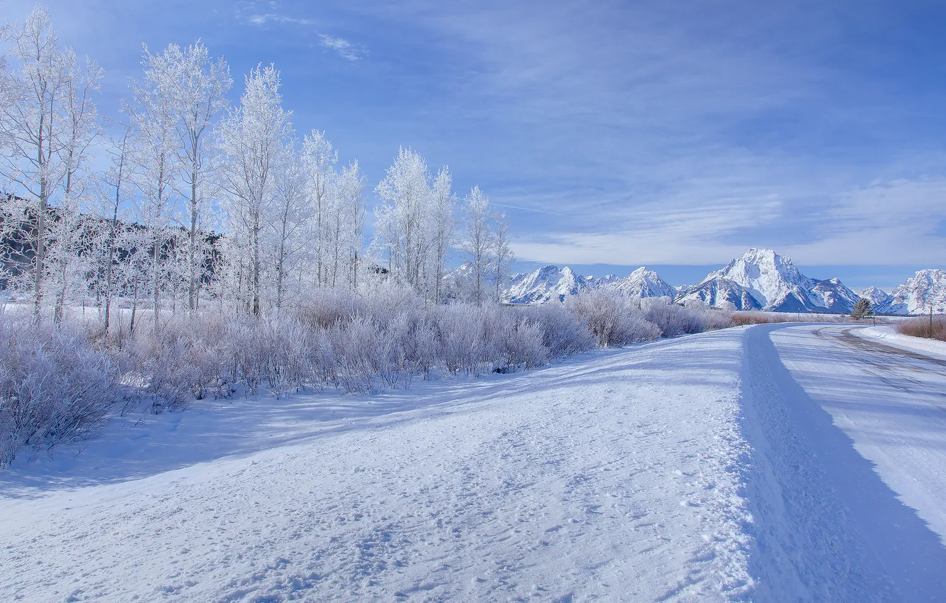 Фото обои зима, дорога, небо, облака, снег, деревья, горы, природа