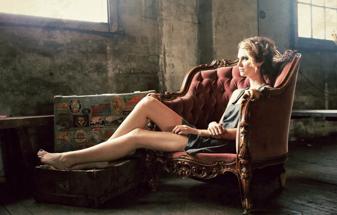 Фото обои взгляд, девушка, свет, ноги, кресло, брюнетка, окно, чемодан