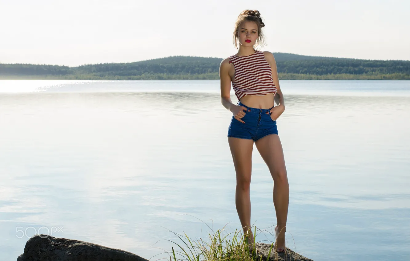 Фото обои girl, shorts, legs, beautiful, model, t-shirt