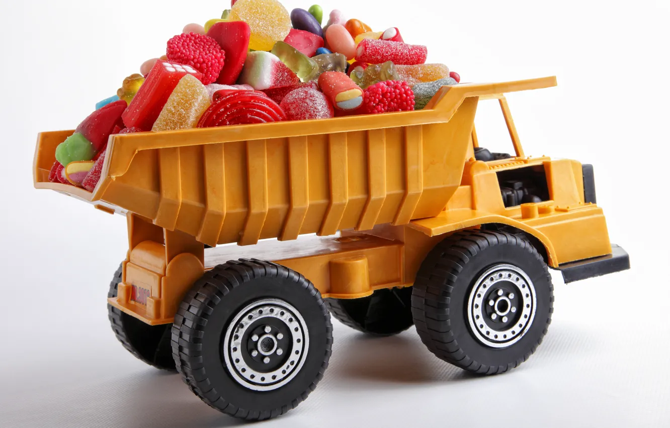 Фото обои транспорт, игрушка, конфеты, грузовик, сладости, мармелад