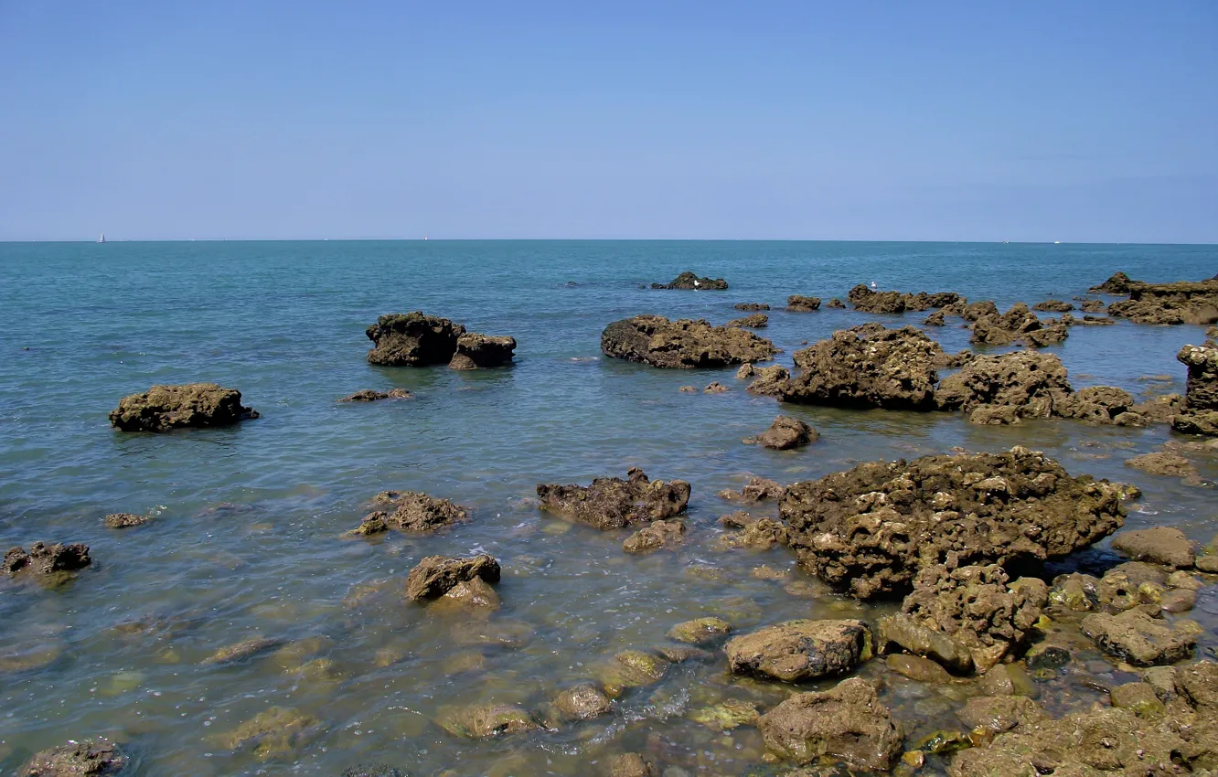 Фото обои море, камни, океан, берег, день, франция, нормандия, гавр