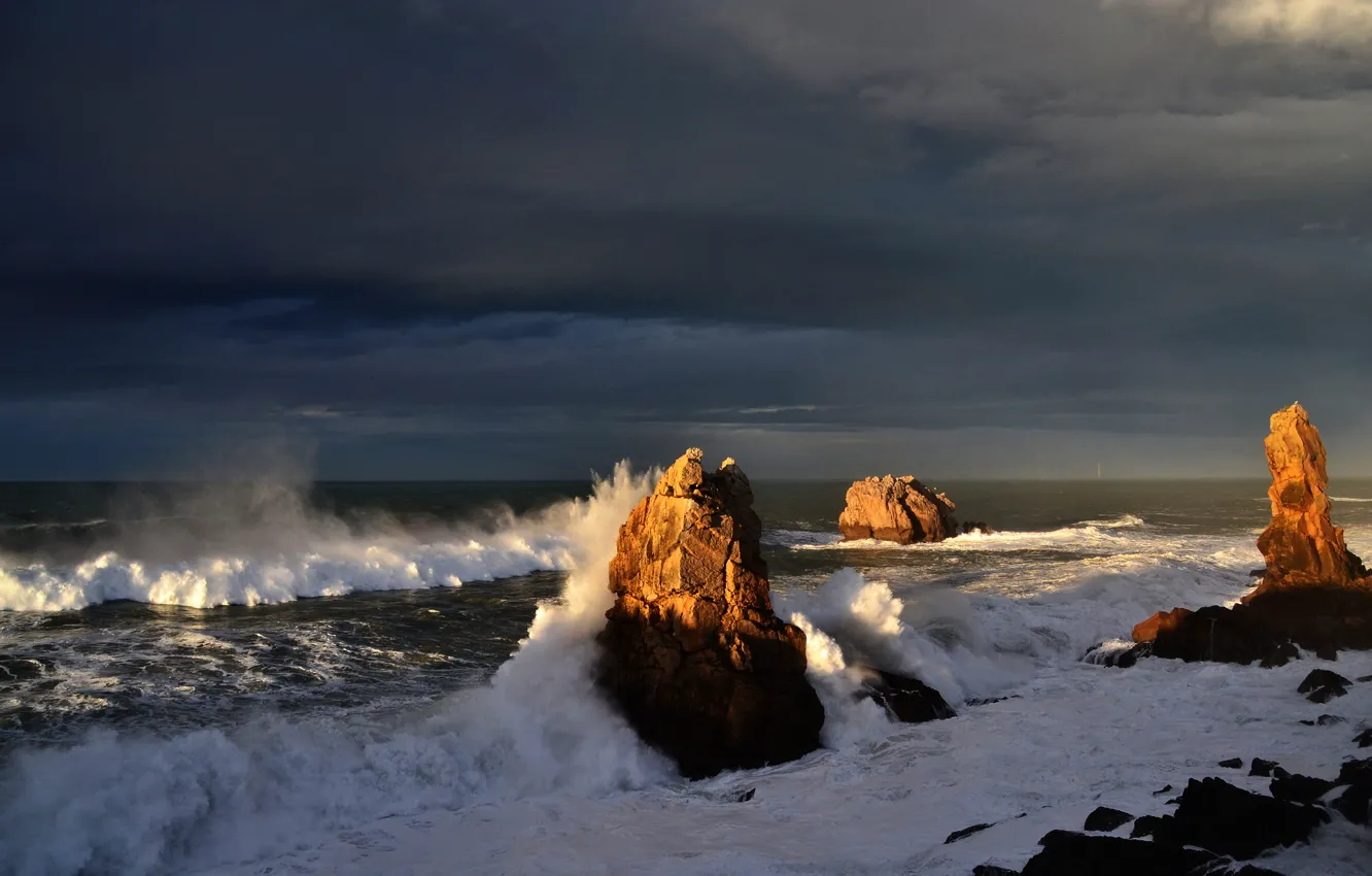 Фото обои море, волны, небо, брызги, тучи, шторм, скалы
