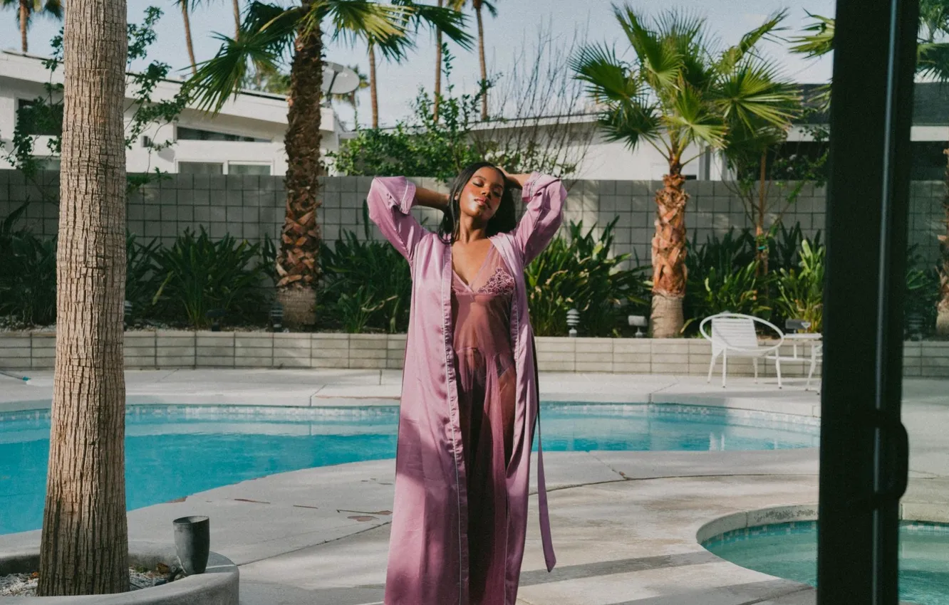 Фото обои black, pool, water, model, brunette, pose, leisure, palm tree