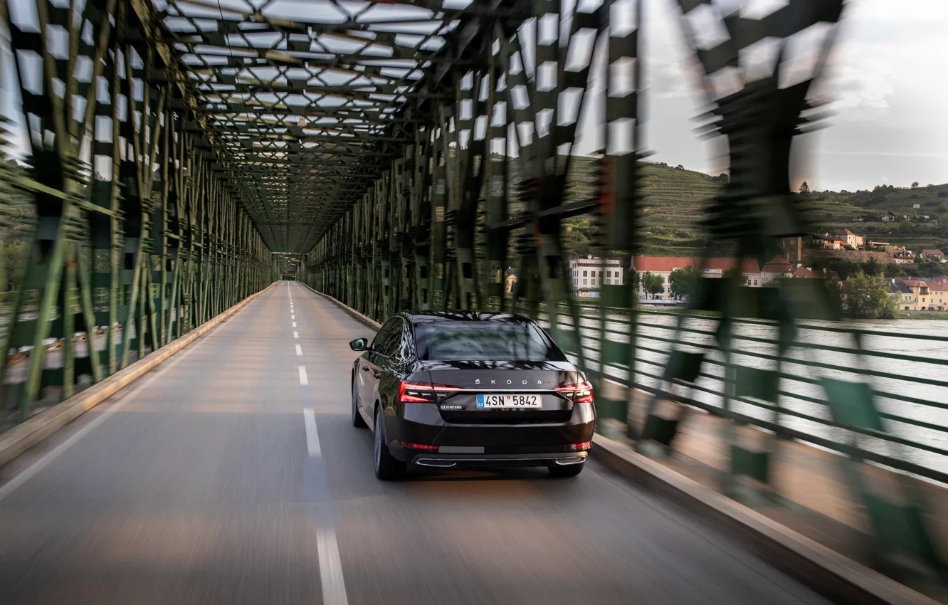 Фото обои мост, скорость, седан, Škoda, Skoda, четырёхдверный, Superb, 2020